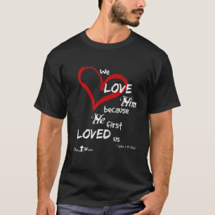 Camiseta 1 John 4:19 Nós O Amamos, Porque Ele Nos Amarrou P