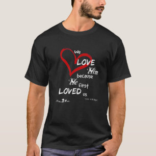 Camiseta 1 John 4:19 Nós O Amamos, Porque Ele Nos Amarrou P