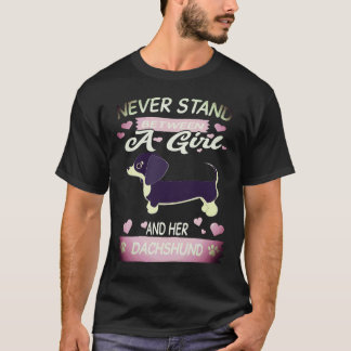 Camiseta 1 Nunca Fique Entre Uma Garota E Seu Dachshund