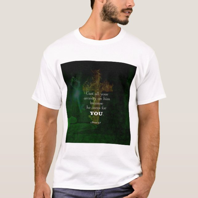 Camiseta 1 Peter 5:7 Uplifando a cotação dos versos da Bíbl (Frente)