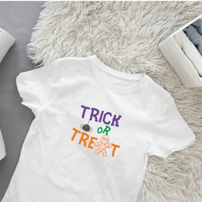 Camiseta 1rua de Truque ou Tratamento de Corte Halloween (Trick or Treat, Halloween baby 1st Halloween, )