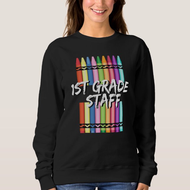 Camiseta 1st First Grade Staff Crayons (Frente)