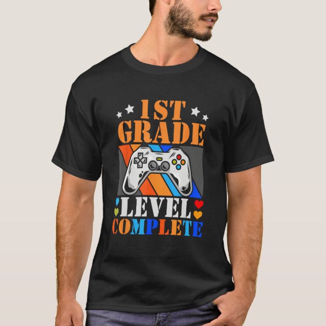 Camiseta 1st Grade Graduation 2023 Video Gamer First Grade  (Frente)