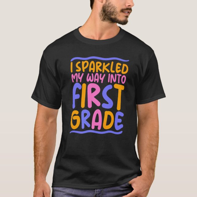 Camiseta 1st Grade i sparkled my way into first Grade Enrol (Frente)