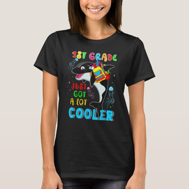 Camiseta 1st Grade Just Got A Lot Cooler Cute Orca Wearing  (Frente)