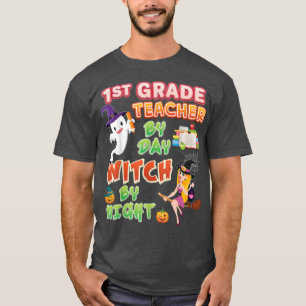Camiseta 1st Grade Teacher By Day Witch Night Halloween Fir