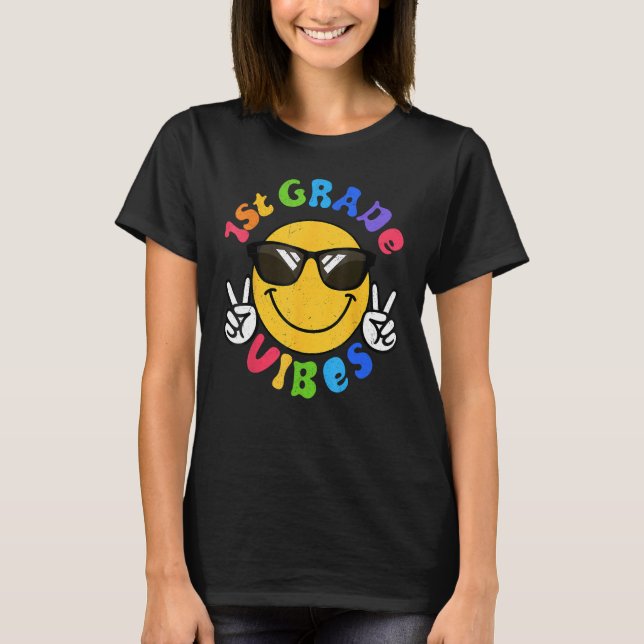 Camiseta 1st Grade Vibes Happy Face Smile Gift Back To Scho (Frente)