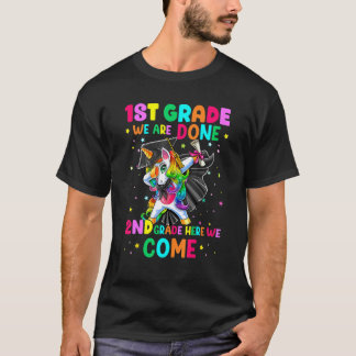 Camiseta 1st Grade We Are Done 2nd Grade Here We Come Unico