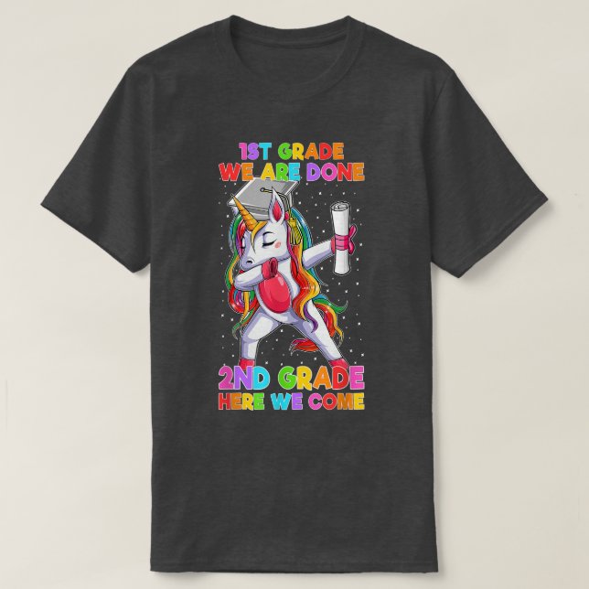 Camiseta 1St Grade We Are Done 2ND Grade Here We Come Unico (Frente do Design)
