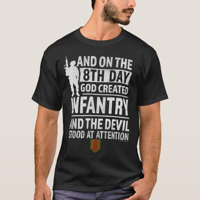 Camiseta 1st Infantry  God Created Infantry Devil stood Att (Frente)