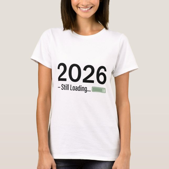 Camiseta 2026: Ainda Carregando – O Humor Tech Definitivo  (Frente)