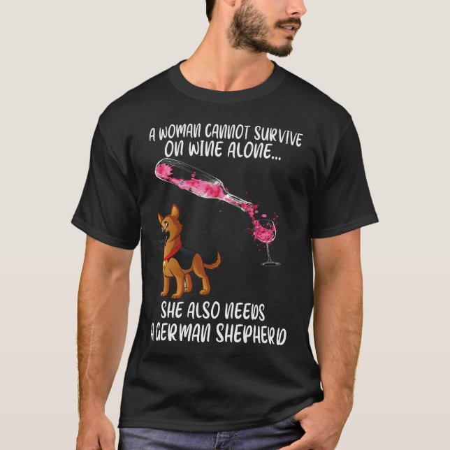 Camiseta 21 Uma Mulher Não Pode Sobreviver Só Com Vinho Ela (Frente)