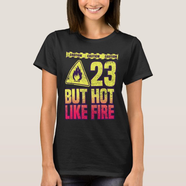 Camiseta 23th Birthday. 23 Years But Hot Like Fire. Funny (Frente)