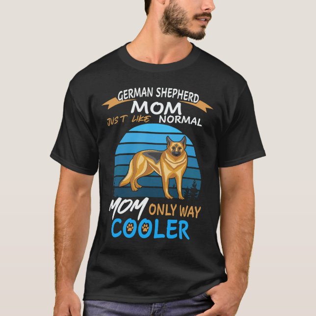 Camiseta 24 Mãe Pastora Alemã Igual a Mãe Normal Só Que M (Frente)