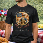 Camiseta 250th Anniversary Revolutionary Soldier Freedom<br><div class="desc">Honor the 250th birthday of American independence with this American Revolution design t-shirt. Perfect for the 250th Anniversary,  this vintage style patriot art is for any proud descendant of a Revolutionary War soldier or patriotic American celebrating their heritage and history. Created by Simply Farmhouse Press.</div>