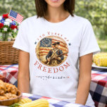 Camiseta 250th Anniversary Revolutionary Soldier Freedom<br><div class="desc">Honor the 250th birthday of American independence with this American Revolution design t-shirt. Perfect for the 250th Anniversary,  this vintage style patriot art is for any proud descendant of a Revolutionary War soldier or patriotic American celebrating their heritage and history. Created by Simply Farmhouse Press.</div>