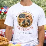 Camiseta 250th Anniversary Revolutionary Soldier Freedom<br><div class="desc">Honor the 250th birthday of American independence with this American Revolution design t-shirt. Perfect for the 250th Anniversary,  this vintage style patriot art is for any proud descendant of a Revolutionary War soldier or patriotic American celebrating their heritage and history. Created by Simply Farmhouse Press.</div>