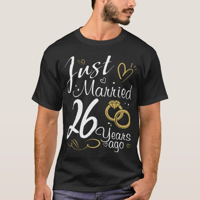 Camiseta 26º aniversário de casamento.Recem casados há 26 a (Frente)