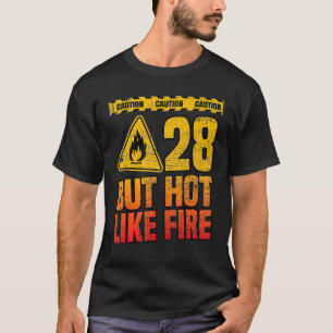Camiseta 28º aniversário. 28 Anos Mas Quente Como O Fogo. E