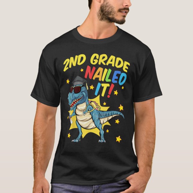 Camiseta 2nd Grade Graduation  Rex Dinosaur 2nd Grade Naile (Frente)