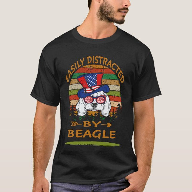 Camiseta 33 Facilmente Distraído Por Beagle (Frente)