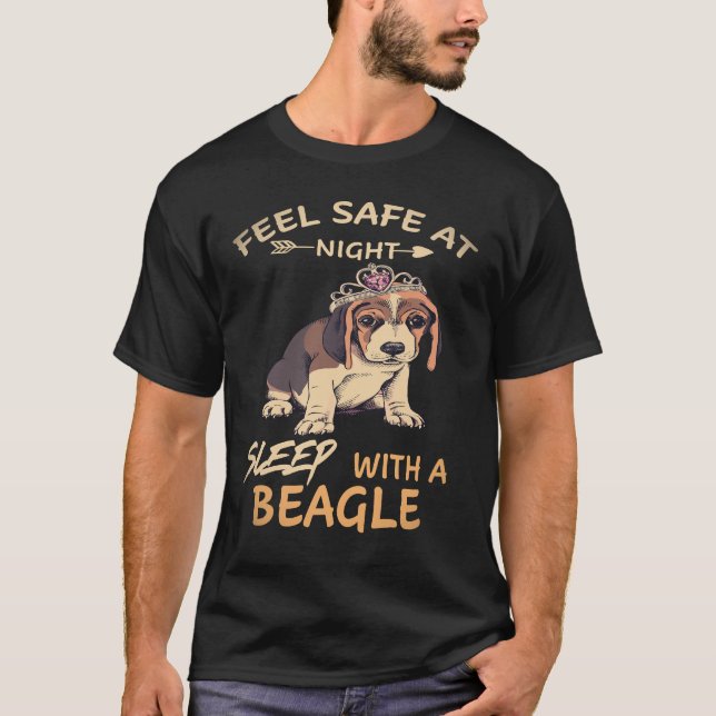 Camiseta 33 Sinta-se Seguro à Noite Dormindo Com Um Beagle (Frente)