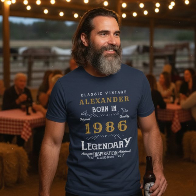 Camiseta 40º Aniversário 1982 Acrescentar Nome Azul Ouro Le (1986 birthday t-shirt worn by a man at a barn party.)
