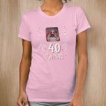 Camiseta 40 e Fabuloso aniversário de 40 anos de Foto Rosa<br><div class="desc">40 e Fabuloso aniversário de 40 anos de Foto Rosa de Folhagem,  convidado de T-Shirt. 40 e texto fabuloso em um roteiro branco com folhagem branca em fundo rosa. Personalize-o com a sua foto e a idade.</div>