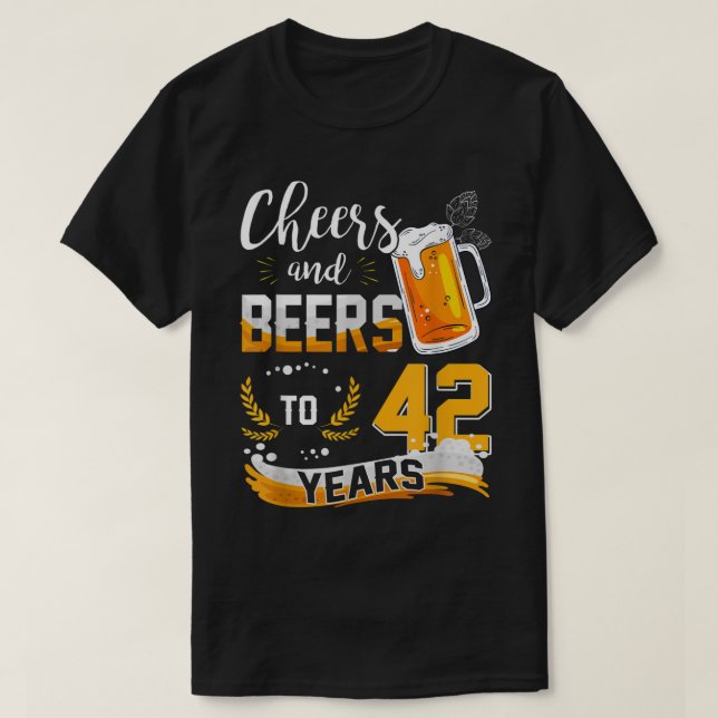 Camiseta 42.º Aniversário "Cheers and Beers" A 42 Anos De N (Frente do Design)