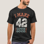 Camiseta 42 Aniversário Engraçado 42 Anos<br><div class="desc">Este engraçado ditado gráfico faz um excelente presente para um homem ou mulher de 42 anos. Faça esta 42ª festa de aniversário especial com este design,  Eu Faço 42 Ficar Bem. Este produto faz o perfeito presente de aniversário humorístico para seu amigo ter 42 anos!</div>