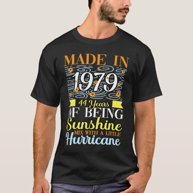 Camiseta 44 Anos De Sol Misturado Com Uma Pequena Hora (Frente)