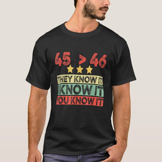 Camiseta 45 É Maior Que 46 Eles Sabem Que Sei Que Sabe (Frente)