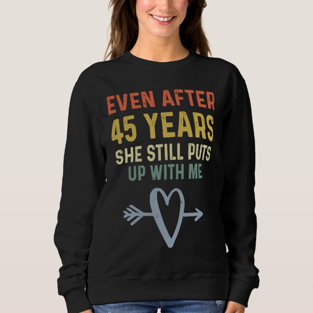 Camiseta 45th Anniversary  Couples She Still Puts Up With M (Frente)