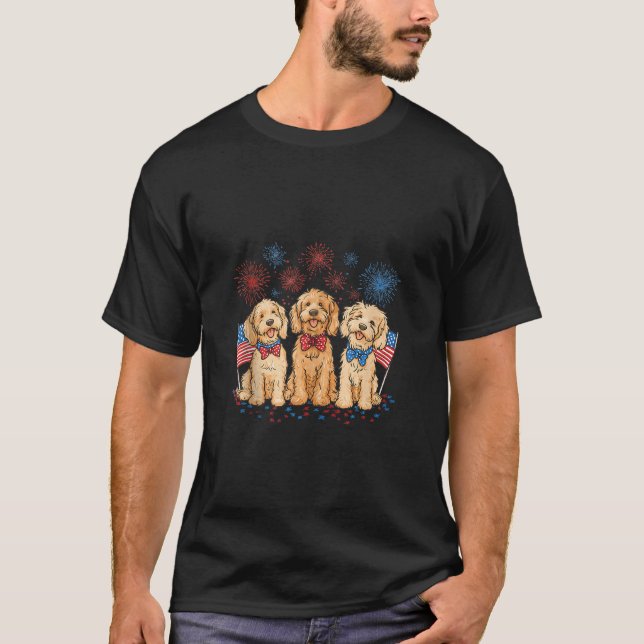 Camiseta 4 De Julho Cachorro De Goldendoodle Bandeira Ameri (Frente)