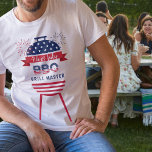 Camiseta 4 de julho Churrasco de churrasco mestre grelhado<br><div class="desc">Vermelho moderno,  branco e azul marinho 4 de julho,  camiseta mestre elegante de churrasco patriótica com estrelas,  listras,  fogos de artifício e letra de estilo de bandeira americana.</div>