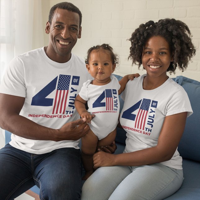 Camiseta 4 de julho Design de texto vermelho branco e azul (Criador carregado)