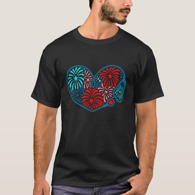 Camiseta 4 De Julho Enfermeiro Stethoscope Heart Fireworks  (Frente)