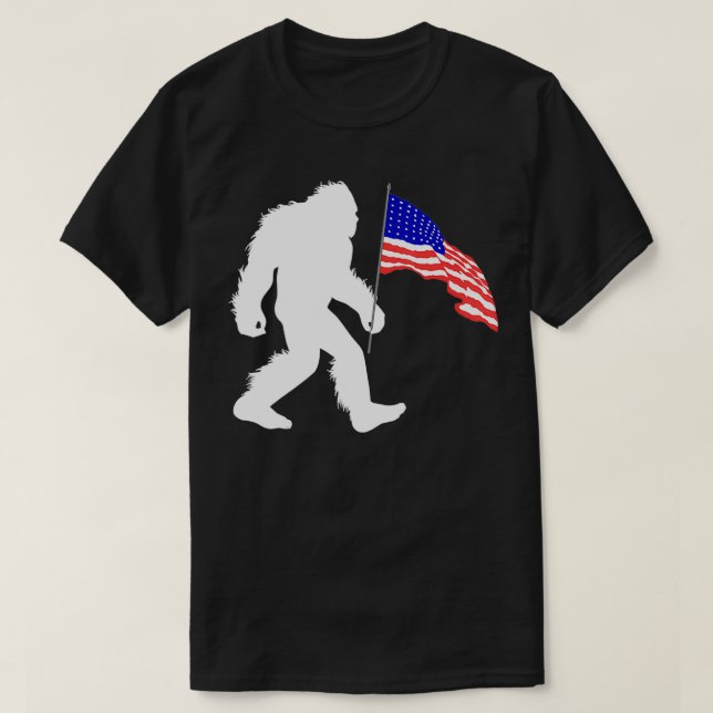 Camiseta 4 De Julho Sasquatch Bigfoot Segurando American Fl (Frente do Design)