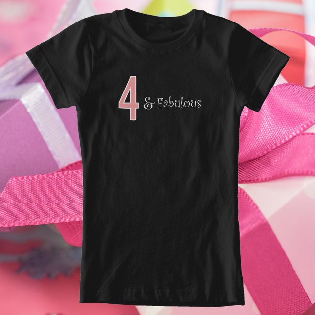 Camiseta 4 e fabuloso 4 anos, cor-de-rosa, preto (A cute shirt that says 4 and fabulous in pink and white.)