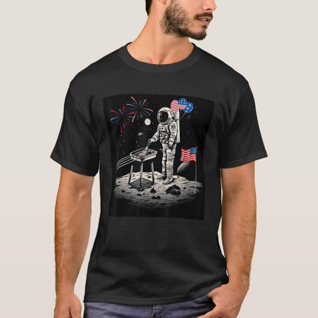 Camiseta 4th of July Astronaut American Flag Space Cookout (Frente)