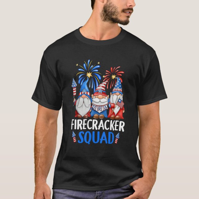 Camiseta 4th Of July Gnomes Lighting Fireworks Firecracker  (Frente)
