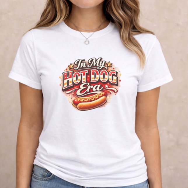Camiseta 4th of July Hot Dog Era (funny women t-shirt with In My Hot Dog Era text and hot dog illustration)