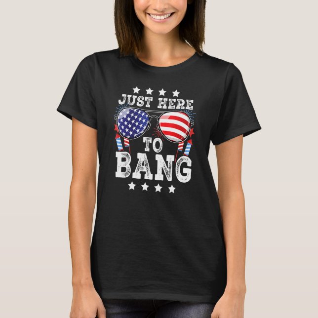 Camiseta 4th Of July Just Here To Bang American Flag Firewo (Frente)
