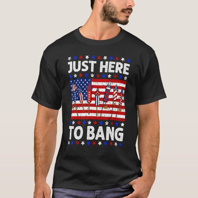 Camiseta 4th Of July Just Here to Bang Fireworks Men Women  (Frente)