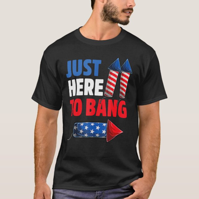 Camiseta 4th Of July Just Here to Bang Fireworks Men Women  (Frente)