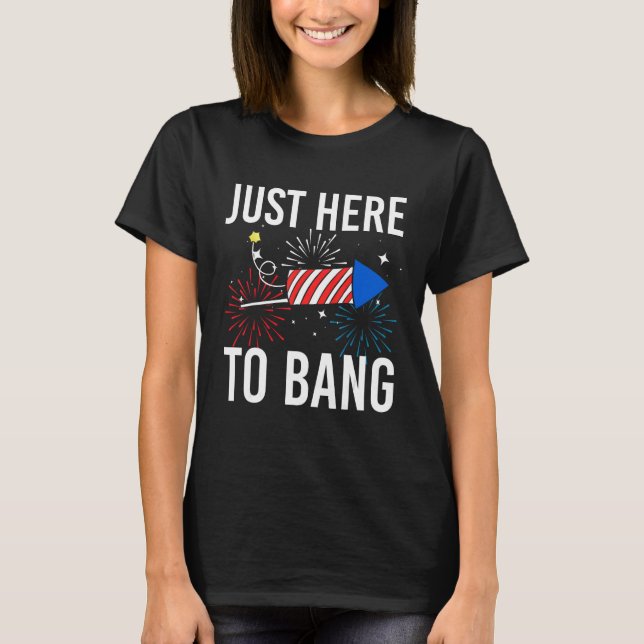 Camiseta 4th Of July Just Here to Bang Fireworks Men Women  (Frente)
