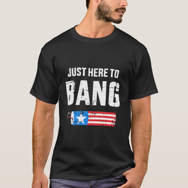 Camiseta 4Th Of July Just Here To Bang With Firecracker (Frente)