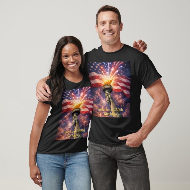Camiseta 4th of July Liberty Torch Fireworks USA 250th (Unissex)