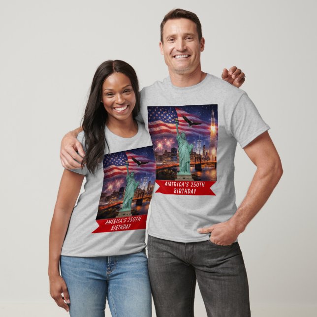 Camiseta 4th of July USA 250th Statue of Liberty Rocket (Unissex)