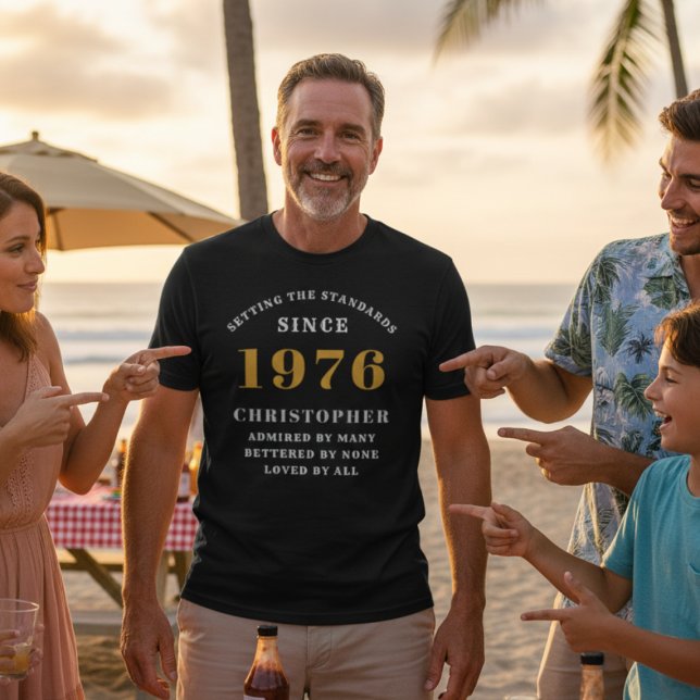 Camiseta 50º Aniversário de 1976 Nome Elegante Dourado Bran (black personalized born 1976 T-shirt at a beach location)